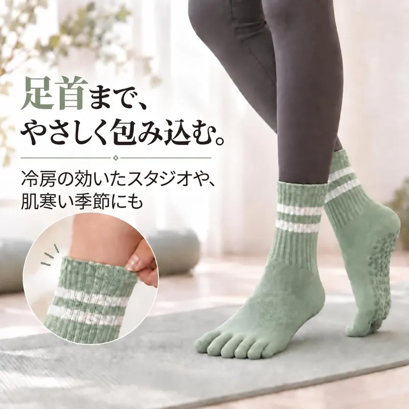足首まで包むクルー丈のくすみグリーンのソックス